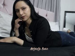 Antonela_Moore